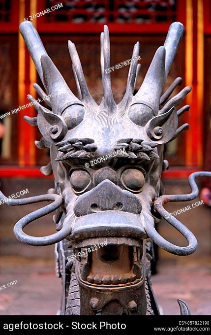 Eine chinesische Drachenfigur am Eingang eines Hauses in der Verbotenen Stadt, Peking | Dragon sculpture at Forbidden City, Beijing
