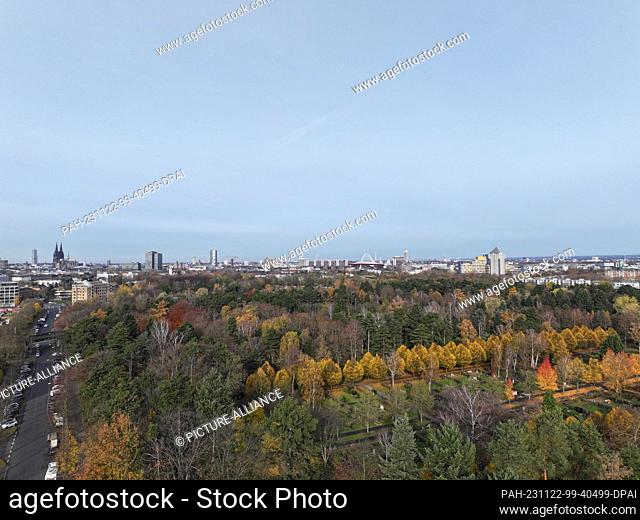 22 November 2023, North Rhine-Westphalia, Cologne: Panorama of Cologne, in the foreground the Deutz cemetery and a residential street