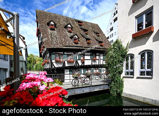 09 July 2020, Baden-Wuerttemberg, Ulm: The leaning house stands in the fishermen's quarter of the Danube city. The Leaning House is a hotel not far from the...