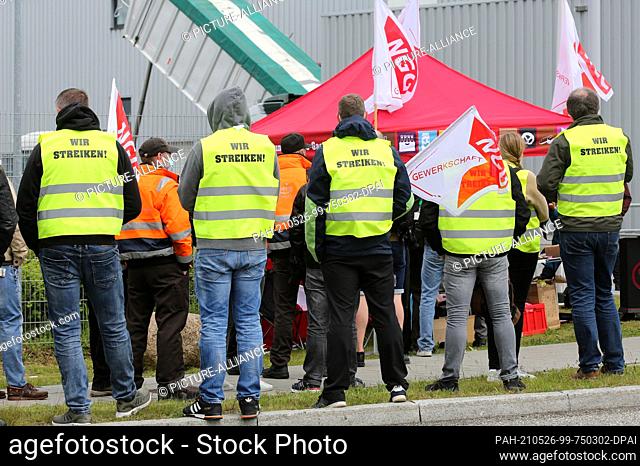 26 May 2021, Hamburg: Strikers stand in front of a Carlsberg Deutschland brewery in Hamburg-Hausbruch. In the wage dispute at North German breweries