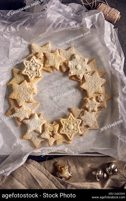 Wreath made of star-shaped cookies