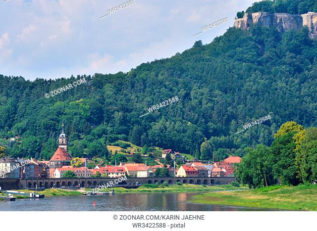 Die Elbe in Koenigstein in der Saechsischen Schweiz. View to village koenigstein in saxon switzerland in germany in summer