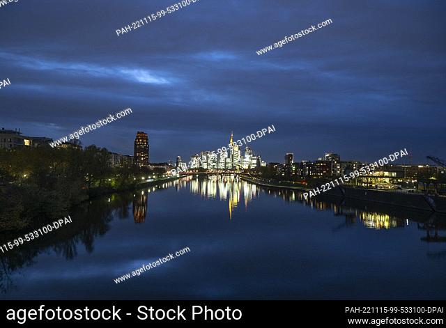 15 November 2022, Hessen, Frankfurt/Main: Frankfurt's banking skyline glows in the last light of day. Photo: Boris Roessler/dpa