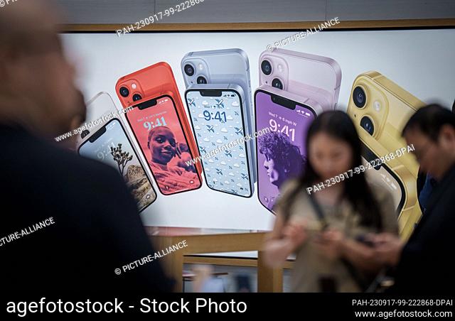 16 September 2023, USA, New York: Iphones are on display at the Apple Store on 5th Avenue in Manhattan. Photo: Michael Kappeler/dpa