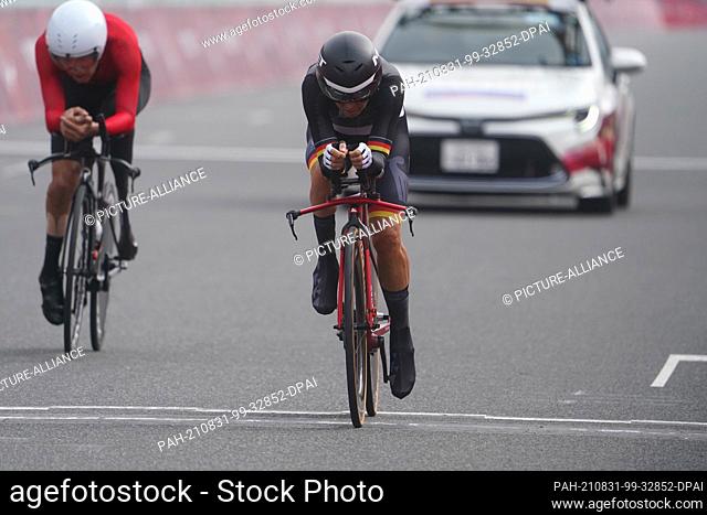 31 August 2021, Japan, Oyama: Paralympics: Para-cycling, women, time trial, Fuji International Speedway. Kerstin Brachtendorf (Germany, r) on the track