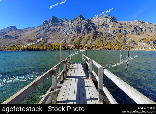 Wooden jetty on lake in autumn, Lake Silsersee, Sils im Engadin, Engadin, Grisons, Switzerland, European Alps