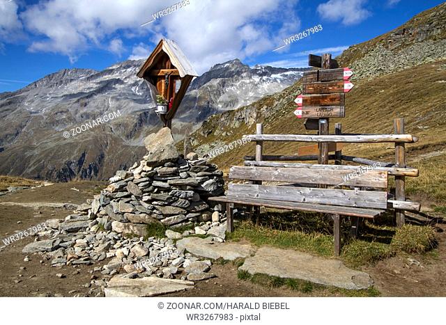 Bildstock mit Sitzbank in den Bergen von Südtirol; Italien