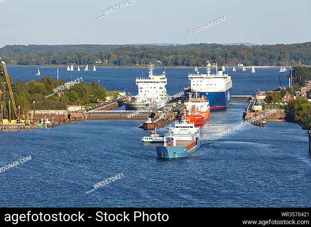 Das Stückgutschiff Wilson Hawk, der Tanker Eduard Essberger und das Ro-Ro Schiff Finbreeze verlassen die Schleuse Kiel Holtenau in den Nord-Ostsee Kanal am 3