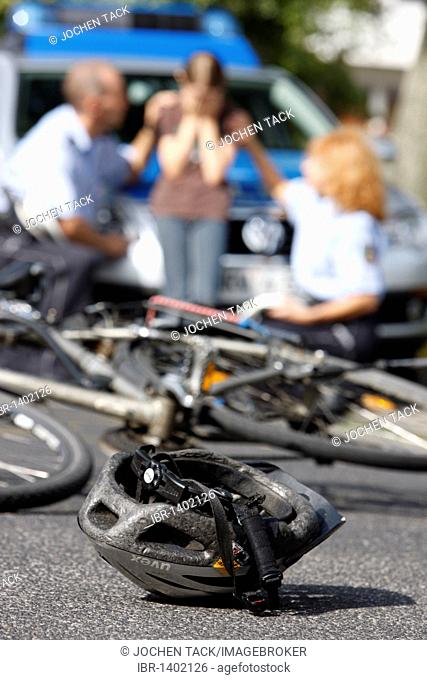 Police officers attend to the witness of a bicycle accident, victim support, emergency counselling, re-enactment, Germany, Europe
