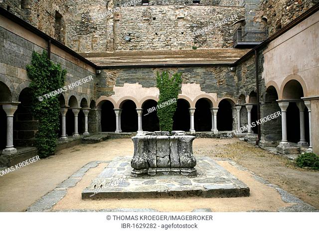 Cloister, Monestir de Sant Pere de Rodes monastery, Catalonia, Spain, Europe