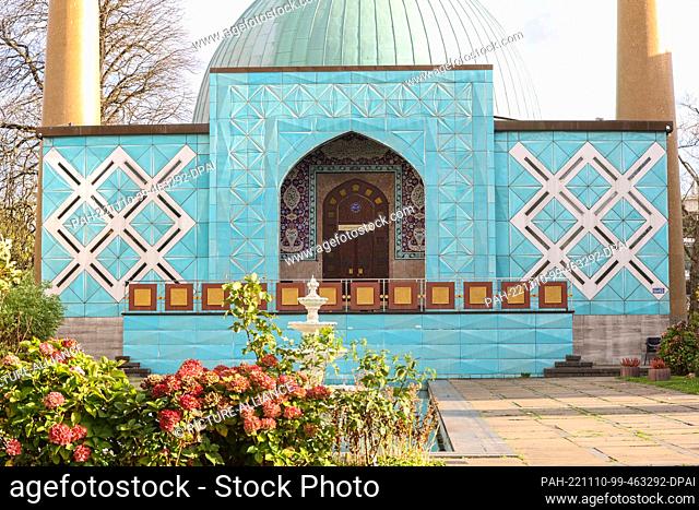 09 November 2022, Hamburg: View of the entrance area of the Islamic Center Hamburg (IZH) of the Imam Ali Mosque. Among other things