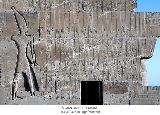 Ramesseum : the funeral temple of pharaoh Ramses II the Great(1303-1213 b.C. XIX dyn.). The Pharaoh adore gods
