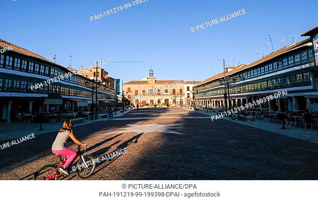 26 September 2019, Spain, Almagro: The rectangular market square Plaza Mayor with the town hall. The square was redesigned in the 16th century