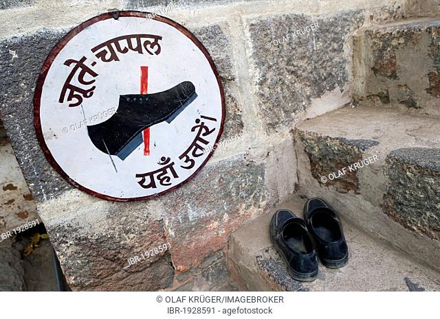 Sign, shoes prohibited, steps to a temple in the Ahilya Fort, Maheshwar, Madhya Pradesh, India, Asia