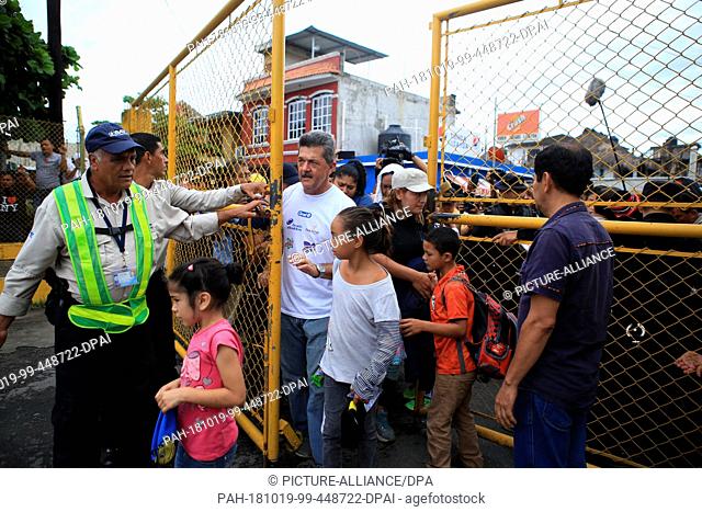 19 October 2018, Guatemala, Tecún Umán: 19 October 2018, Guatemala, Tecún Umán: The first migrants from Honduras cross the border between Guatemala and Mexico