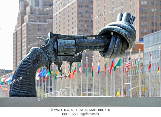 Knot tied around the barrel of a gun, sculpture by artist Carl Fredrik Reuterswaerd in front of the UN Headquarters, New York City, Manhattan, USA