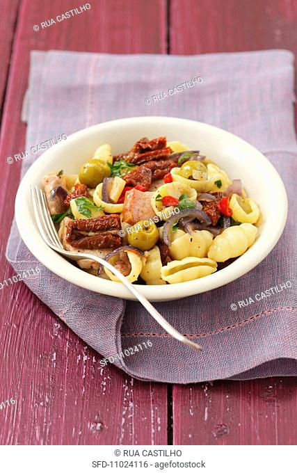Shell pasta with ham, olives and dried tomatoes
