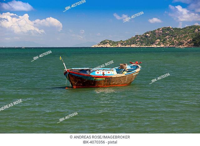 Small fishing boat off the island of Hon Mun, Nha Trang Bay, South China Sea, Nha Trang, Vietnam