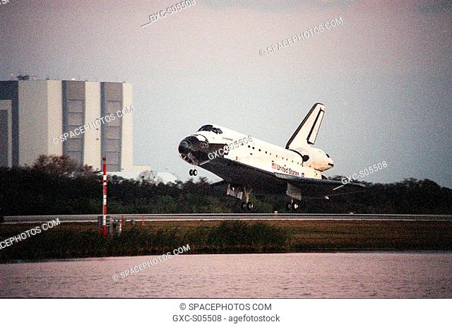 02/22/2000 -- In the waning light after sundown, Space Shuttle Endeavour nears touchdown on KSC's Shuttle Landing Facility Runway 33 to complete the 11-day