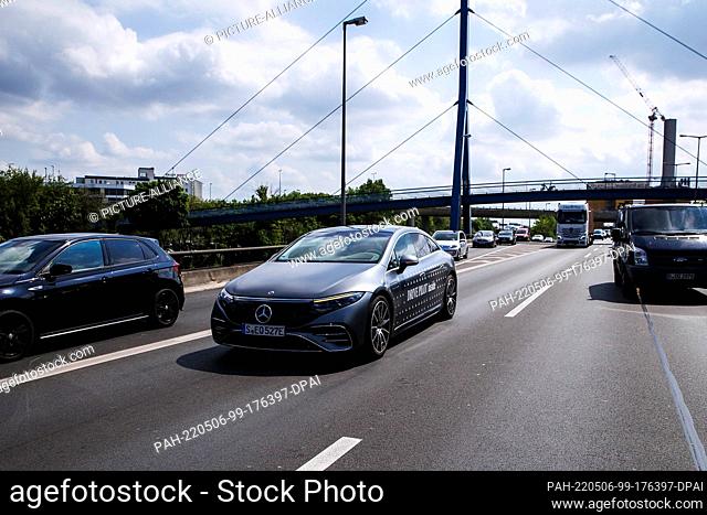 05 May 2022, Berlin: A Mercedes of the type EQS 580 4Matic with integrated Drive Pilot drives in moving traffic on the A100 freeway using Drive Pilot