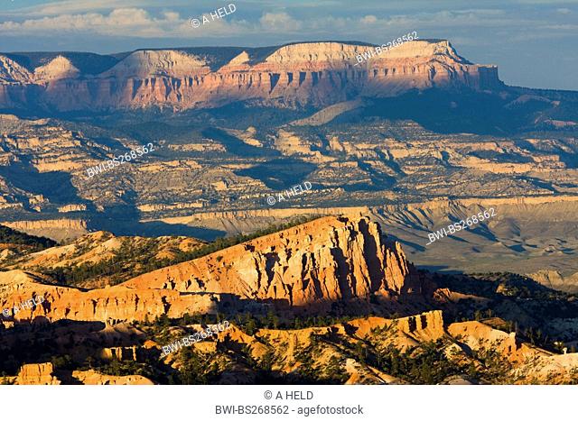 view from Sunrise Point of the formation 'sinking ship' and the Aquarius plateau in the background in evening light, USA, Utah, Bryce Canyon National Park