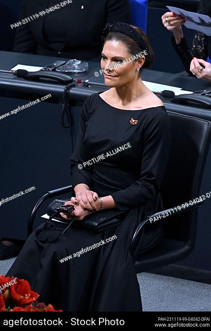 19 November 2023, Berlin: The Swedish Crown Princess Victoria takes part in the central commemoration ceremony of the German War Graves Commission in the...