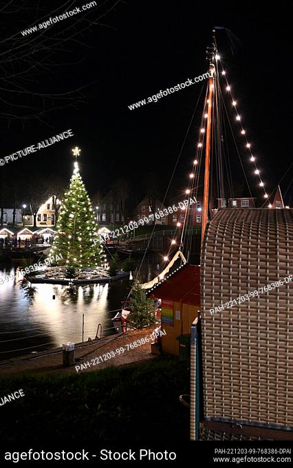 03 December 2022, Lower Saxony, Carolinensiel: From a beach chair in the harbor you have the best view of the floating Christmas tree