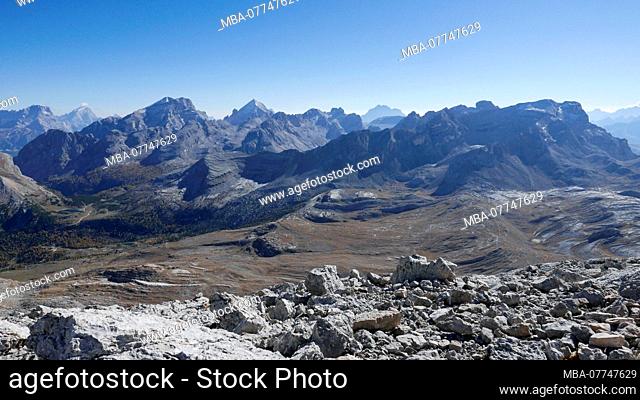 Fanes plateau, to the left of Ju de Limo, Fanes, South Tirol, view at Sorapis and Antelao and Tofane di Dentro and di Mezzo and Tofana de Rozes and Fanes towers...