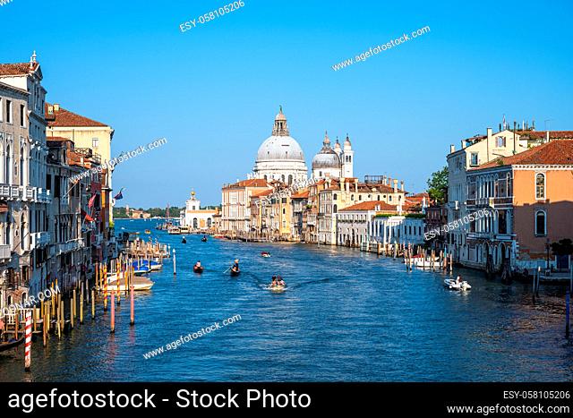 Der Canale Grande in Venedig an einem sonnigen Tag