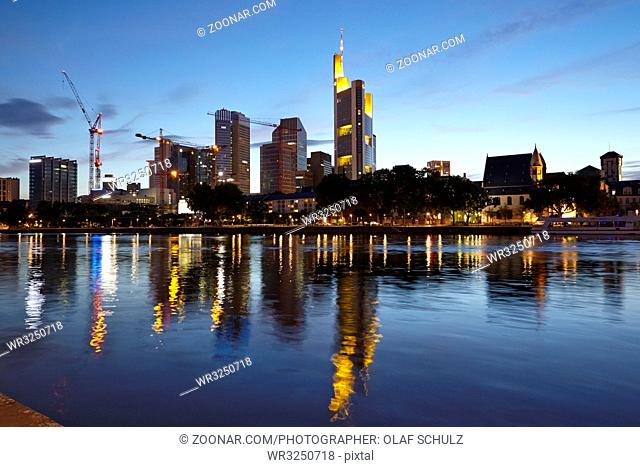 Die Frankfurter Skyline am Abend des 13. Juni 2014 zur blauen Stunde aufgenommen