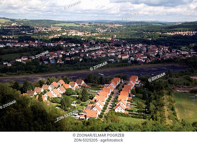 Blick von der Bergehalde über die Gruben-Siedlung Madenfelder Hof auf den Schiffweiler Ortsteil Landsweiler-Reden, Saarland