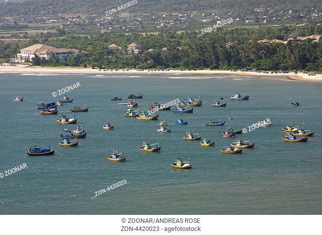 Fischerboote an der Felsenküste bei Hai Dang Ke Ka, Vietnam, Südostasien