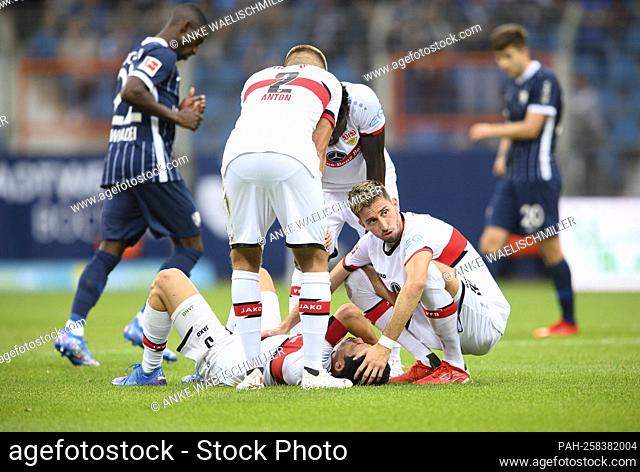 Wataru ENDO (S) is injured on the ground, his fellow players see after him, r. Atakan KARAZOR (S), Soccer 1st Bundesliga, 06
