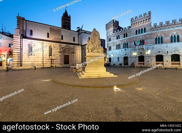 Piazza Dante with Duomo San Lorenzo, right Neo-Gothic Town Hall, seat of the provincial government, center Monument to Canapone