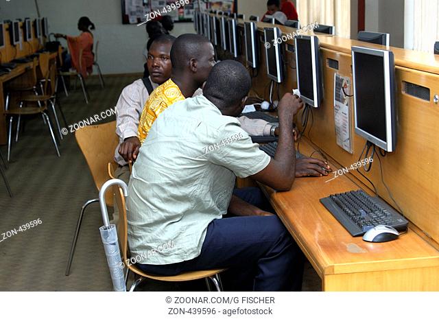 Junge Männer beim Surfen im Interncafé, Internetcafé Busyinternet, dem grössten privaten Anbiter von Internetdienstleistungen in Afrika, Accra