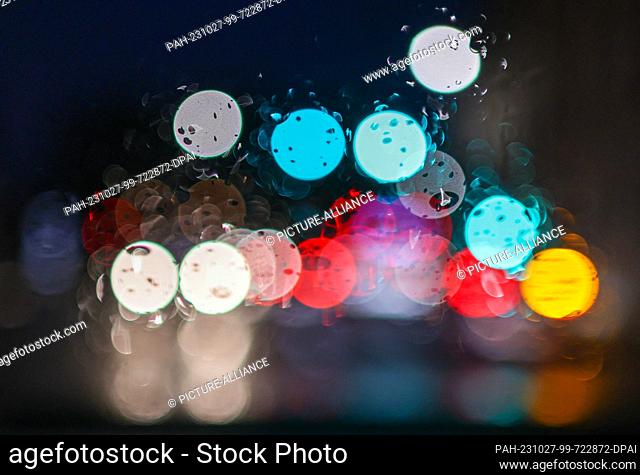 27 October 2023, Saxony, Leipzig: The lights in the morning rush hour traffic draw colorful dots on a wet windshield. Photo: Jan Woitas/dpa