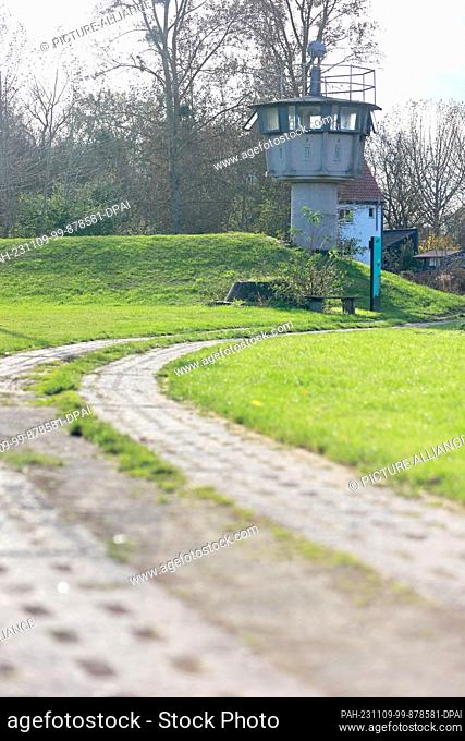 PRODUCTION - 08 November 2023, Saxony-Anhalt, Hötensleben: At the border memorial in Hötensleben there is a section of the former inner-German border with a...