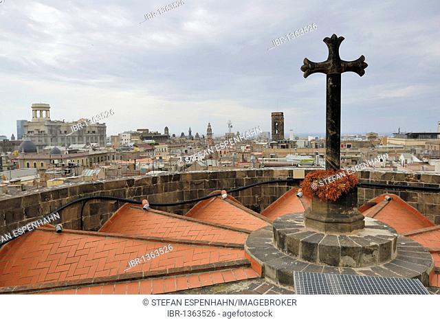 View from the roof of La Catedral de la Santa Creu i Santa Eulalia on the Gothic quarter, Barri Gotic, Barcelona, Catalonia, Spain, Europe