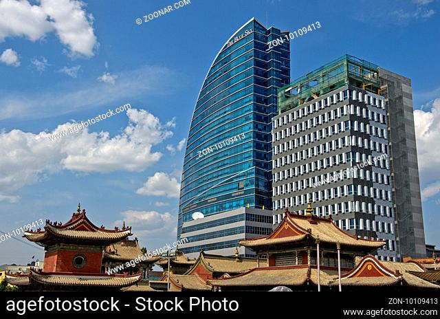 Moderne Hochbauten erheben sich über dem traditionellen Tschoidschin Lama-Tempel, Ulanbator, Mongolei / Modern high-rising rise above the traditional Choijin...