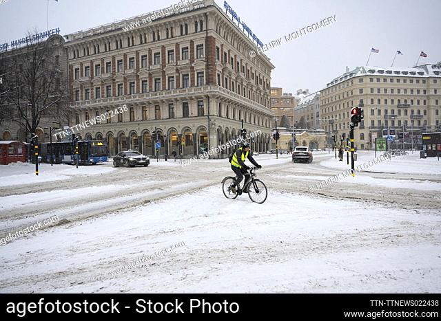 A cylcist makes his way through a snowy street during a heavy snowfall in central Stockholm, Sweden, on Nov. 28, 2023. Photo: Henrik Montgomery / TT / code...