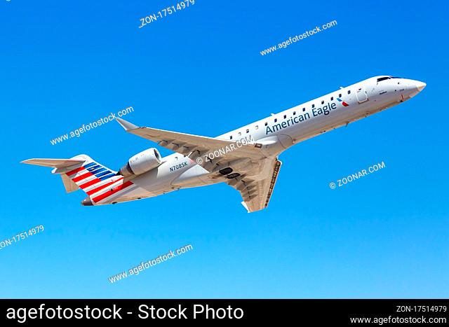 Phoenix, Vereinigte Staaten - 8. April 2019: Ein Bombardier CRJ-700 Flugzeug der American Eagle SkyWest Airlines mit dem Kennzeichen N708SK auf dem Flughafen...