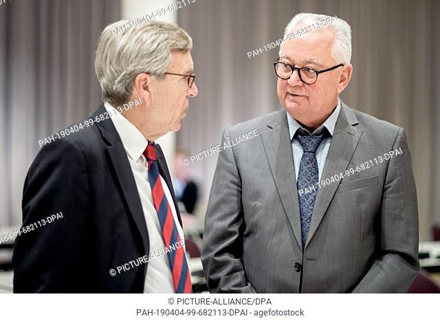 04 April 2019, Lower Saxony, Oldenburg: Henning Saß (l) and Max Steller, both experts in the trial against Niels Högel, who is accused of murder
