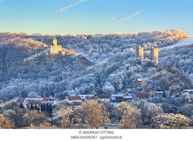 Germany, Saxony-Anhalt, Burgenlandkreis (district), Bad Kösen (town), Saaletal (valley), ruin of Rudelsburg castle, castle and village Saaleck, winter