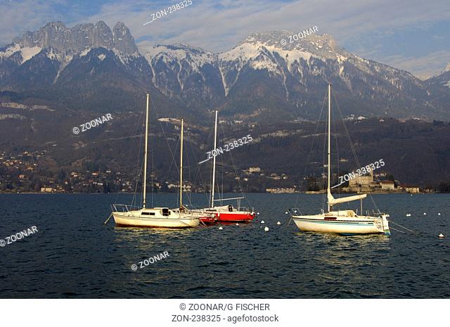 Ankernde Boote auf dem See von Annecy, Lac d'Annecy, Duingt, Haute-Savoie Frankreich / Anchoring boats on the Lake of Annecy, Lac d'Annecy, Duingt
