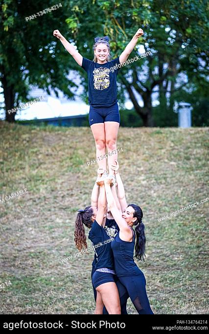 The Golden Paws team at Corona-related team training outdoors, on the Loreal playground in Karlsruhe. GES / Turnen / Cheerleading: Golden Paws