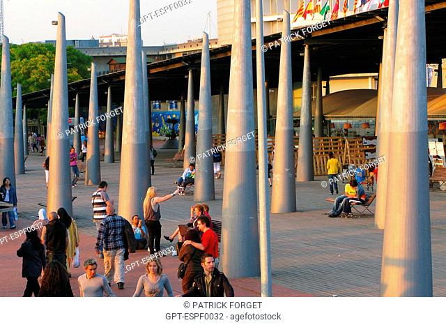 A STROLL IN THE NEW NEIGHBORHOOD, 'LA RAMBLA DEL MAR', EXTENSION OF LAS RAMBLAS TO THE FOOT OF THE MARINA IN THE PORT OF BARCELONA