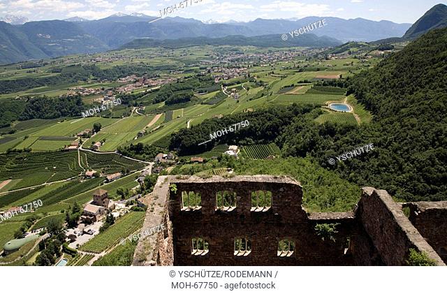 Italien S-Tirol Missian Burg Boymont Blick üb d Palasruine n S hinten Dolomiten
