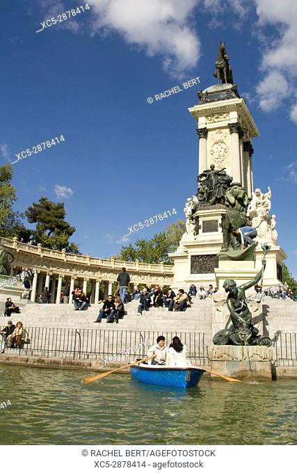 Spain, Madrid, city-park, Parque Del Retiro, park-visitors, lake, rowboats