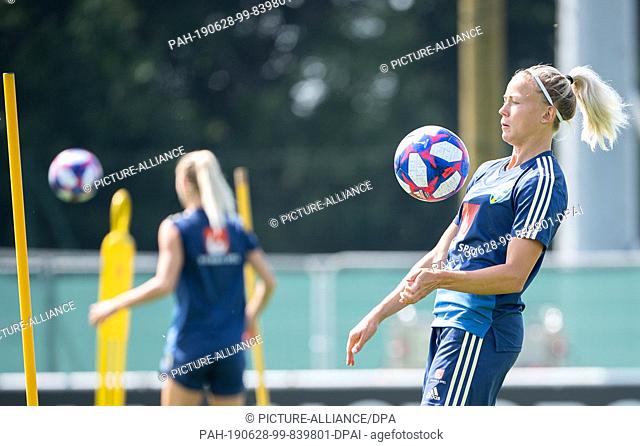 28 June 2019, France (France), Fougeres: Football, women: World Cup, national team, Sweden, training: Hanna Glas plays a ball