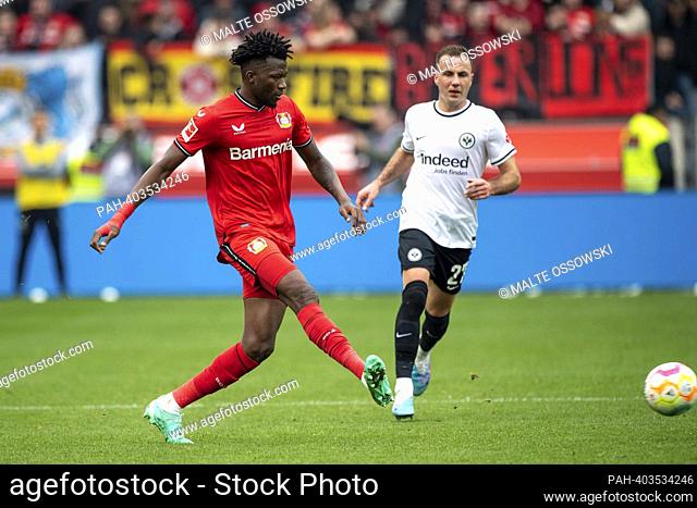 Edmond TAPSOBA (LEV) versus Mario GOETZE (Gotze) (F), action, duels, soccer 1st Bundesliga, 27th matchday, Bayer 04 Leverkusen (LEV) - Eintracht Frankfurt (F)...